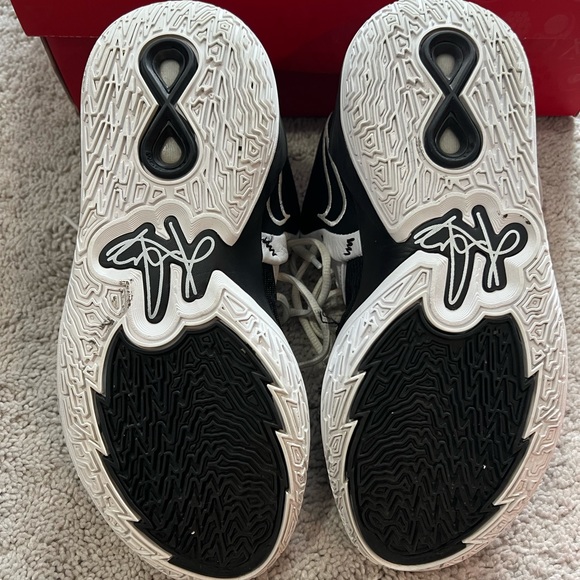 Nike Kyrie Infinity Basketball Sneakers - Picture 5 of 5